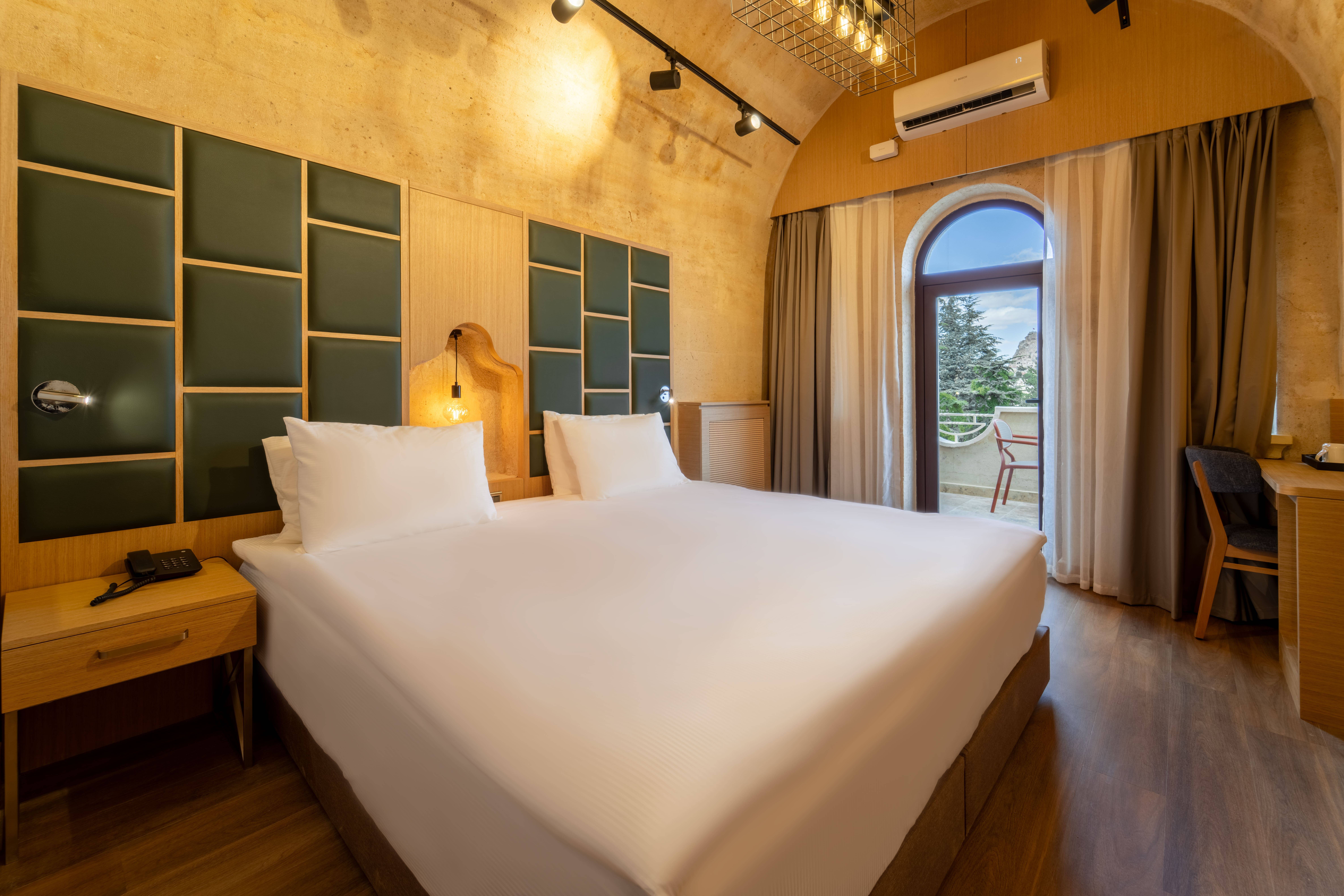 Arched Room with Panoramic View and Balcony
